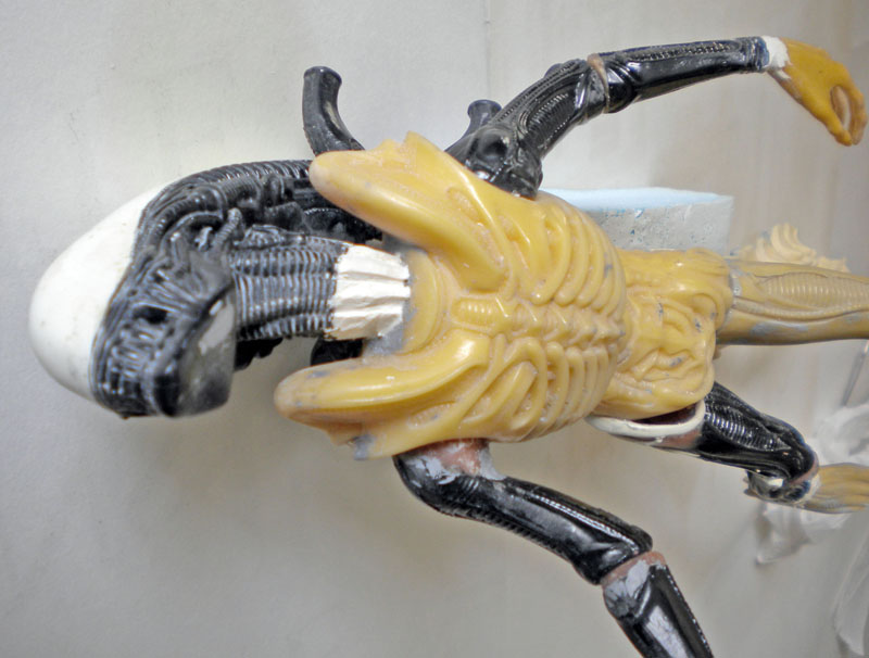 Maquette d'Aqualien en cours d'assemblage avec corps jaune et carapace noire détaillée