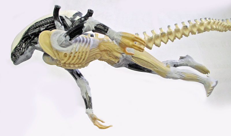 Maquette de la créature Aqualien peinte en gris et beige sur fond blanc
