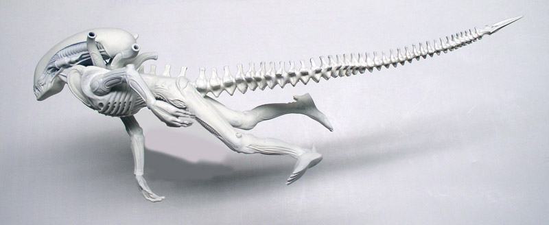 Maquette de créature aqualien blanche à longue queue squelettique, vue de profil avant peinture