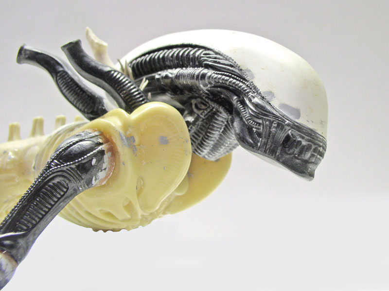 Maquette d'Aqualien avec tête allongée argentée et crâne translucide, en cours de peinture