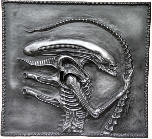 Bas relief en métal argenté patiné représentant la tête et le crâne de l'Alien