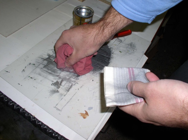 Application de la patine au chiffon sur le bas-relief avec essuyage de l'excédent