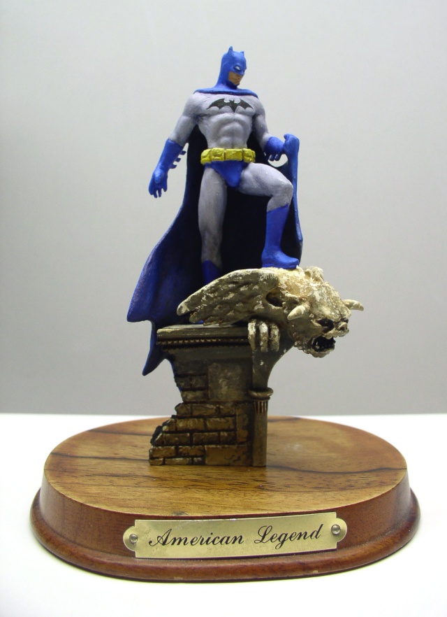 Figurine peinte de Batman posée sur une gargouille avec socle bois gravé American Legend