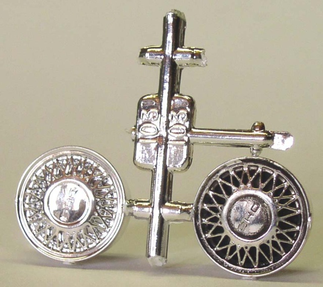 Grappe de pièces chromées avec deux jantes à rayons pour maquette automobile