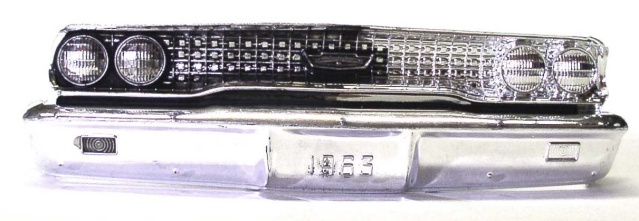 Calandre et pare-chocs chromés de maquette automobile avec doubles phares et grille détaillée