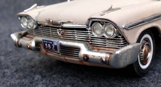Maquette de voiture américaine des années 1950 avec calandre et pare-chocs chromés patinés