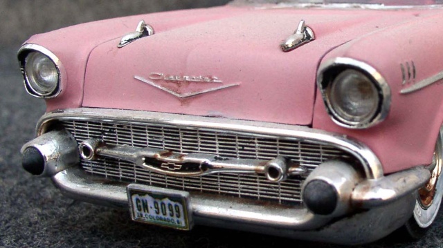 Face avant d'une maquette de Chevrolet rose avec calandre et pare-chocs chromés ombrés