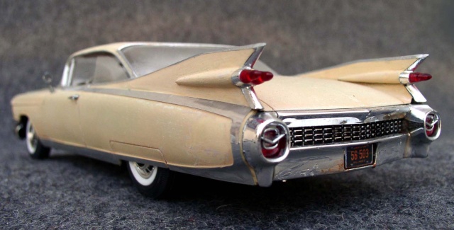 Maquette de Cadillac beige vue de trois quarts arrière avec ailerons et pare-chocs chromés ombrés