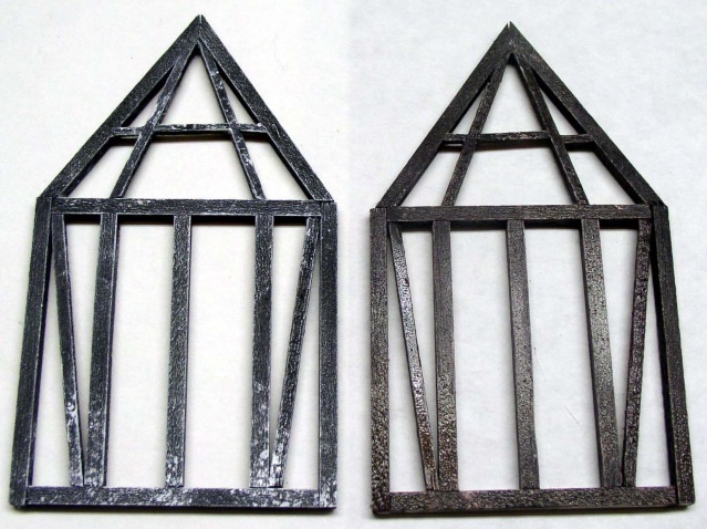Deux pignons à colombage en bois peints en gris, structure triangulaire de maison médiévale miniature