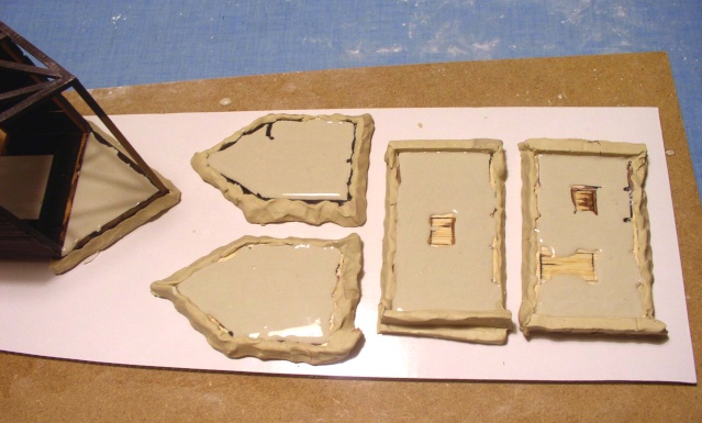 Murs de maquette en colombage avec encadrements en pâte et ouvertures, en cours de fabrication