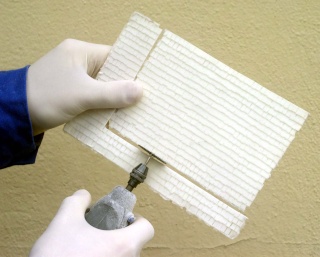 Gravure des rainures du toit de chaume sur plaque de polystyrène avec outil rotatif