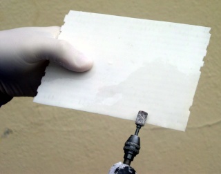 Application à l'aérographe d'une sous-couche claire sur une plaque de maquette tenue gantée