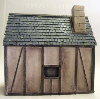 Maquette de maison à colombage médiévale avec toit de tuiles grises et cheminée