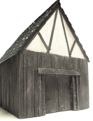 Maquette de grange médiévale en bois avec pignon à colombage et toit en bardeaux