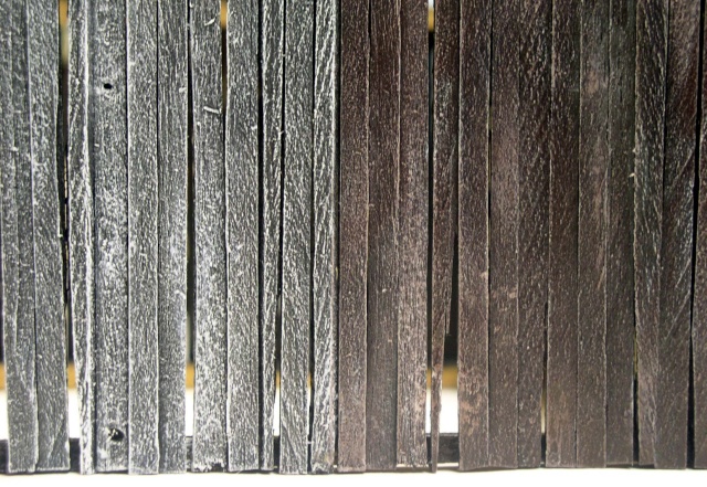 Bardage vertical en planches de bois patinées gris et brun pour grange médiévale miniature