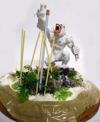 Figurine de créature blanche rugissante brandissant une épée sur un diorama de jungle