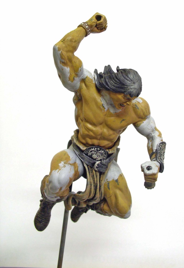 Figurine Conan musclé en cours de peinture, étape sous-couche jaune et apprêt