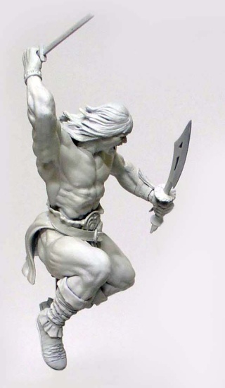 Figurine de Conan brandissant deux épées en pleine action, maquette résine non peinte