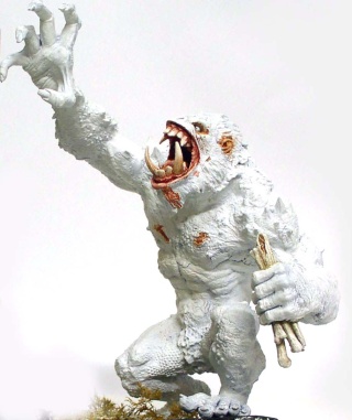 Figurine de créature monstrueuse blanche rugissante aux longues griffes, sous-couche claire de maquette