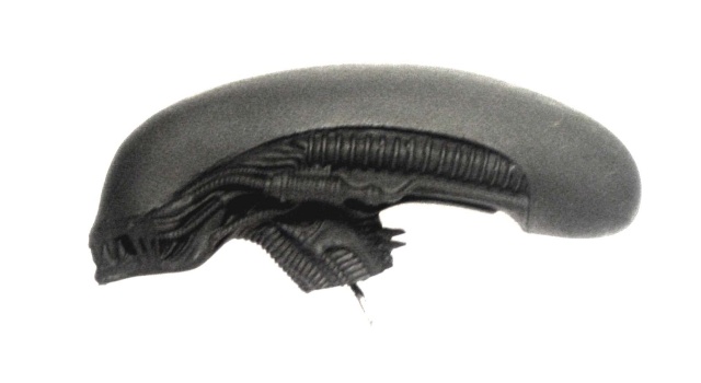 Tête allongée de la figurine Alien en cours de peinture, profil gris sombre