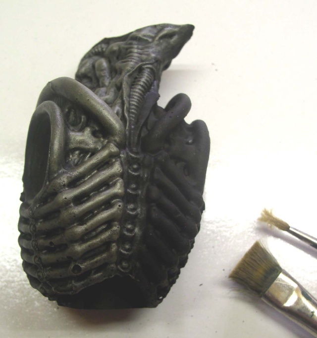 Buste de figurine Alien peint en gris foncé avec deux pinceaux à côté