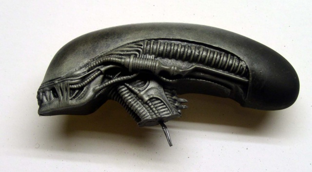 Tête allongée de la figurine Alien peinte en gris métallisé, détails de la mâchoire et du crâne