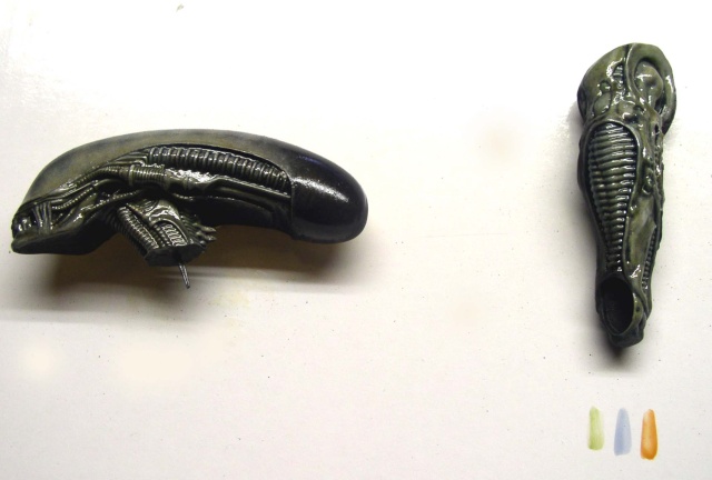 Pièces de figurine Alien peintes en gris foncé avec échantillons de couleurs