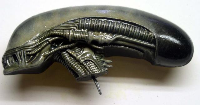 Tête peinte de la figurine Alien avec son crâne allongé et ses dents