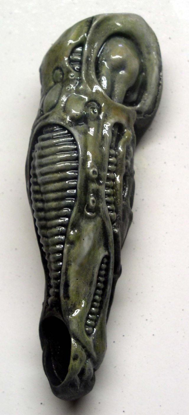 Tête allongée de la figurine Alien peinte en vert avec ombrages sombres et reflets brillants