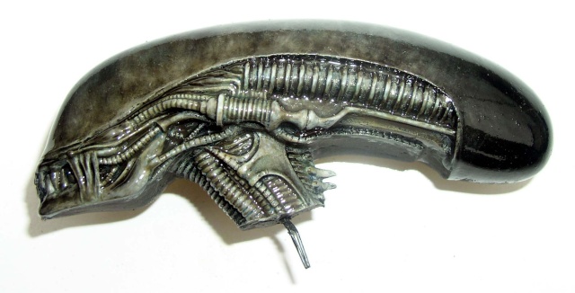Tête et crâne allongé de la figurine Alien peinte en gris métallique avec détails biomécaniques