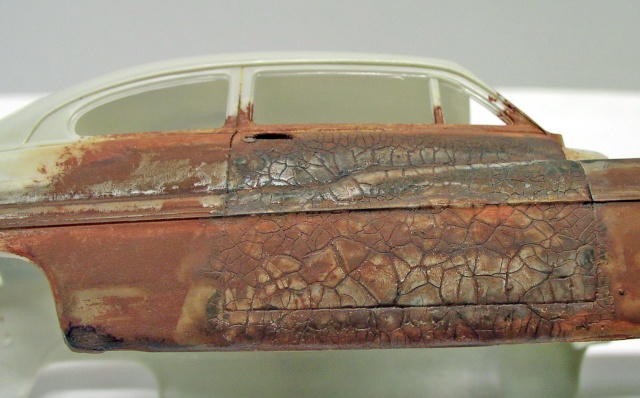 Carrosserie de maquette Ford C11 patinée avec effets de rouille et peinture craquelée