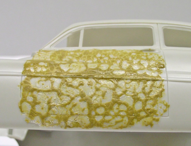 Carrosserie de maquette blanche avec masquage texturé à la colle pour effet de camouflage