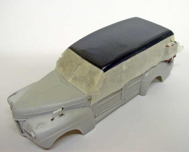 Carrosserie grise du Ford C11 ADF avec toit noir masqué au ruban adhésif avant peinture