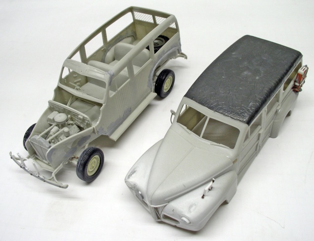 Deux maquettes du Ford C11 ADF en cours de montage, châssis détaillé et carrosserie apprêtée côte à côte
