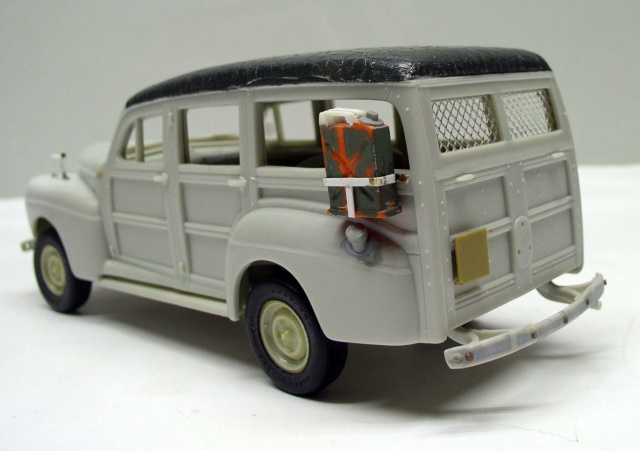 Maquette grise du Ford C11 ADF vue de trois quarts arrière avec jerrican