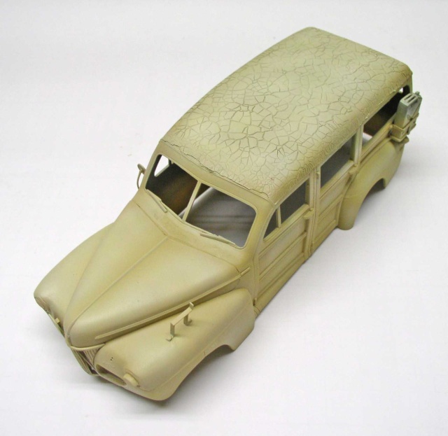 Carrosserie de maquette Ford C11 ADF avec toit texturé craquelé en cours de montage
