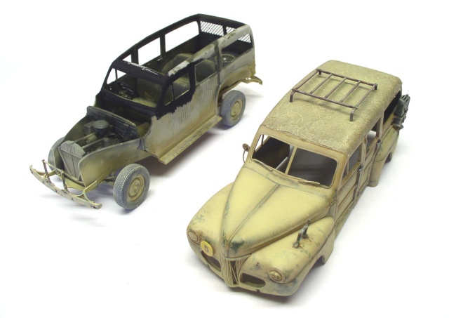 Deux maquettes de Ford C11 ADF patinées sable, l'une carrossée bâchée, l'autre châssis ouvert