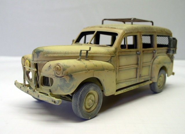 Maquette du Ford C11 ADF 4X2 en livrée sable vue de trois quarts avant gauche