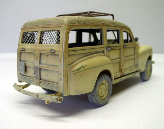Maquette du Ford C11 ADF 4X2 sable vue arrière trois quarts avec galerie de toit