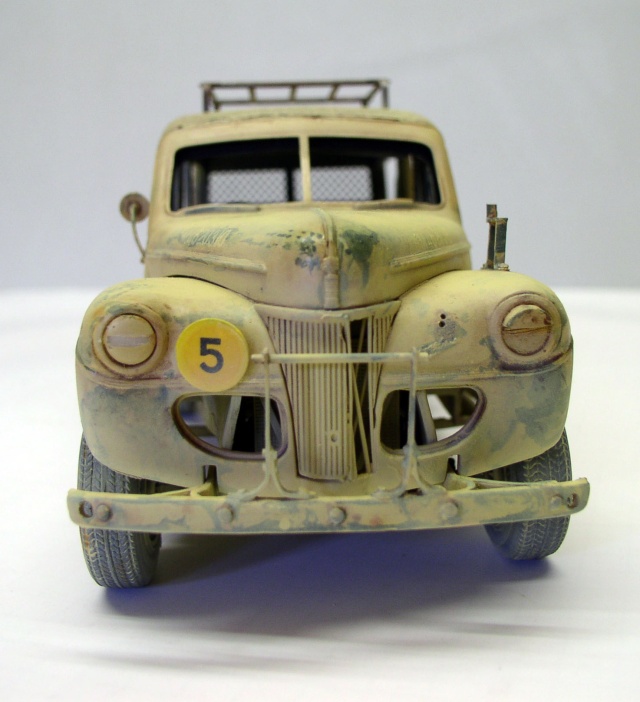 Vue de face de la maquette Ford C11 ADF beige patinée, numéro 5 sur la calandre