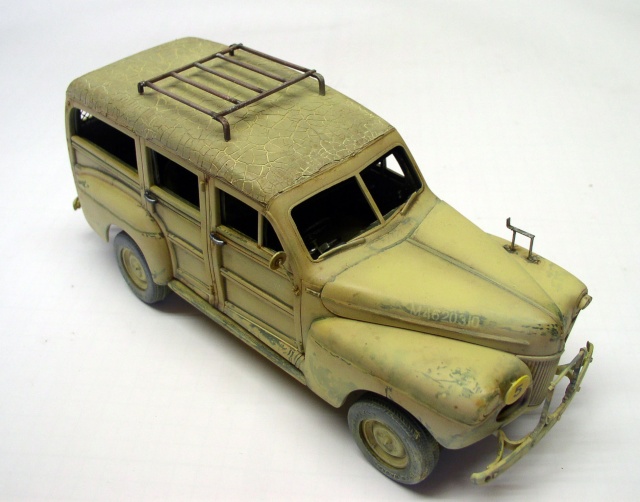 Maquette du Ford C11 ADF beige patiné avec galerie de toit et vitres latérales