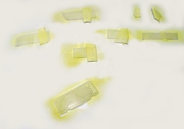 Vitrages transparents du Ford C11 masqués au ruban avant peinture des encadrements
