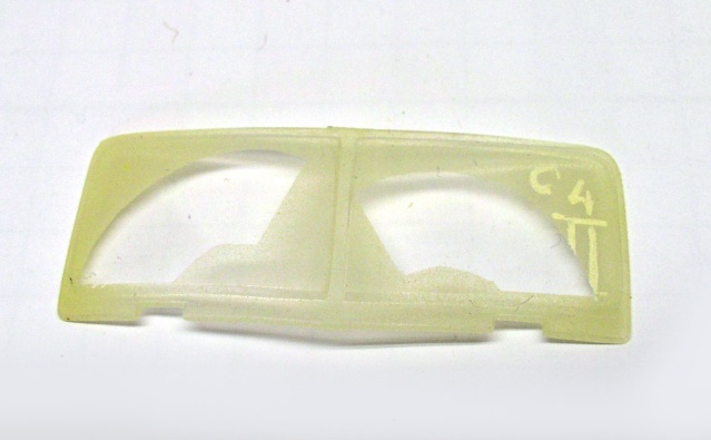 Pièce transparente en résine pour vitrage de cabine du Ford C11 ADF, repérée C4