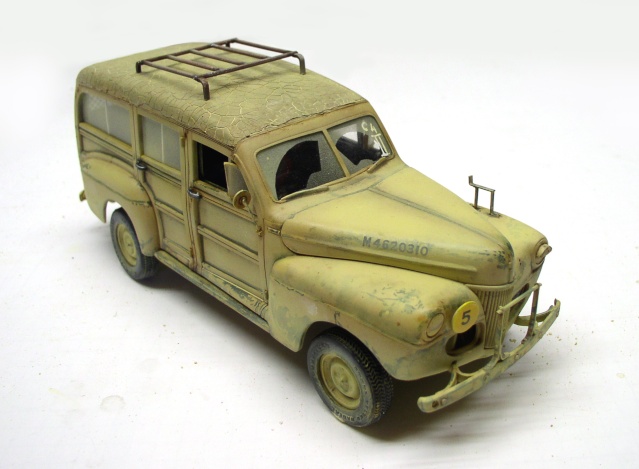 Maquette terminée du Ford C11 ADF sable avec galerie de toit et finition vieillie