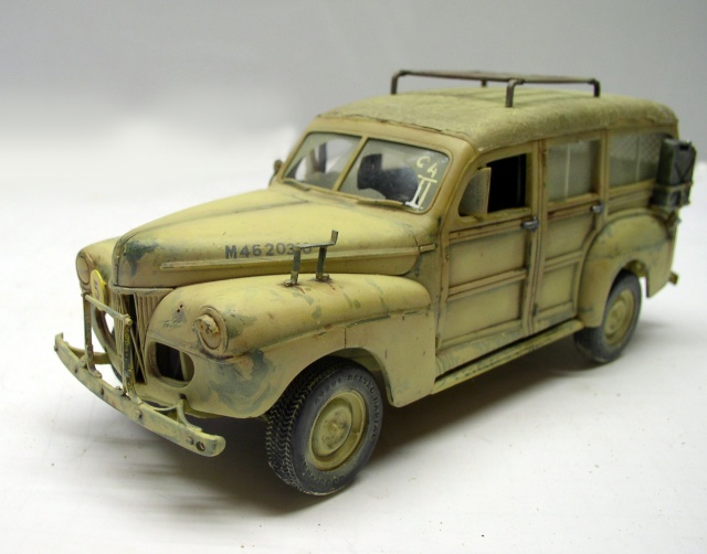 Maquette du Ford C11 ADF 4X2 sable vue de trois quarts avant gauche avec galerie de toit