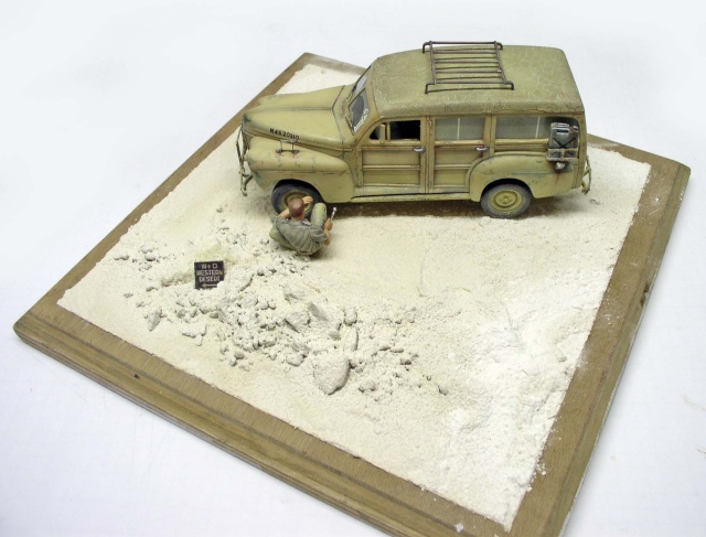 Maquette du Ford C11 ADF beige sur diorama de sable avec figurine de soldat accroupi