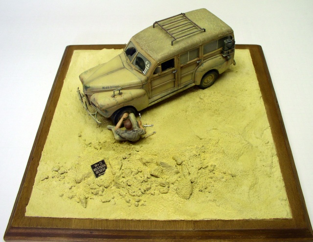 Maquette du Ford C11 ADF 4X2 sablé sur diorama désertique avec figurine réparant sous le véhicule