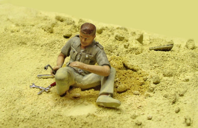 Figurine de soldat assis sur le sable avec des outils, diorama Ford C11