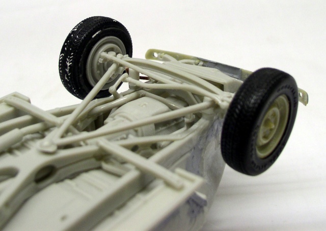 Châssis et grappe de pièces en plastique gris de la maquette Ford C11 avec roues montées