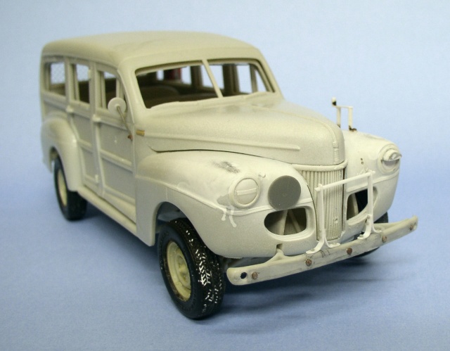 Maquette de Ford C11 ADF non peinte montrée de trois quarts avant droit
